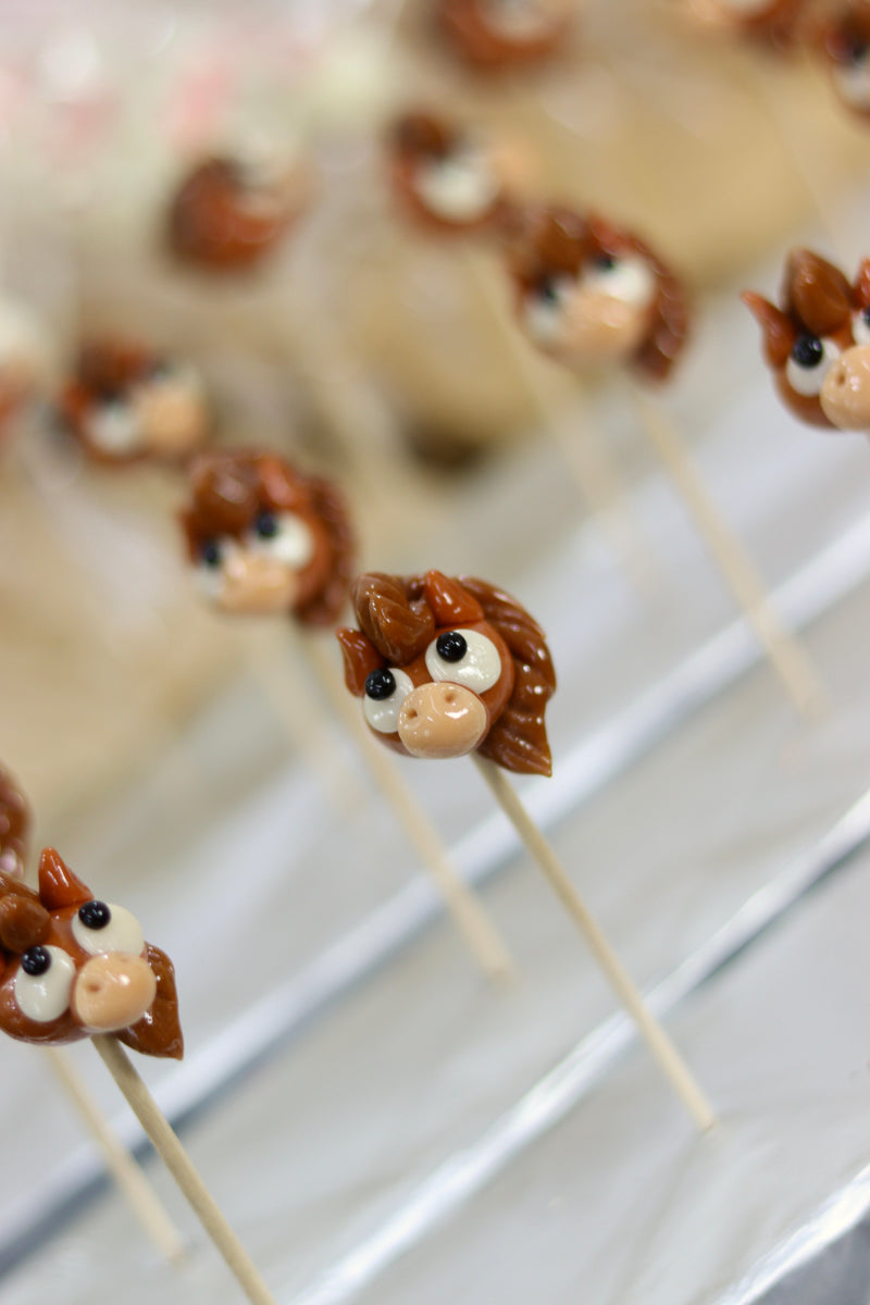 sucette sculptée en forme de cheval au caramel et à la vanille  dans l'atelier de production
