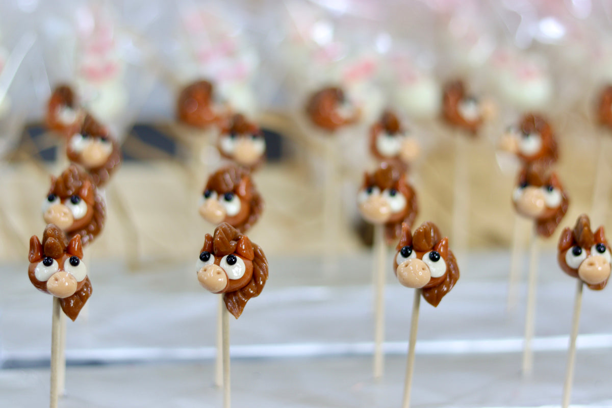 sucette sculptée en forme de cheval au caramel et à la vanille en production dans l'atelier de fabrication