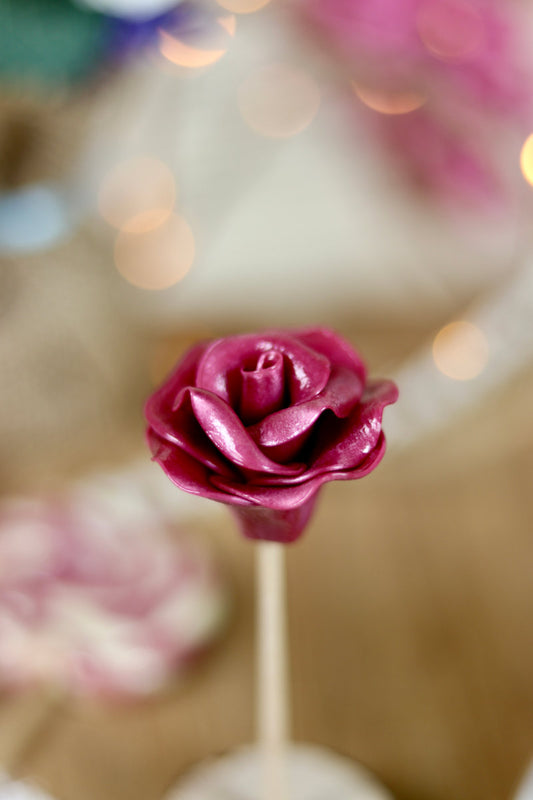 une sucette en forme de rose au cassis
