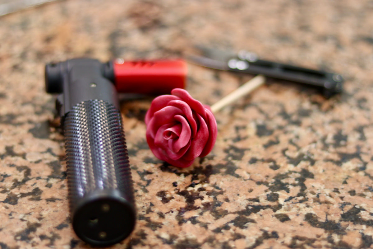Sucette en forme de fleur à la cerise en cours de fabrication