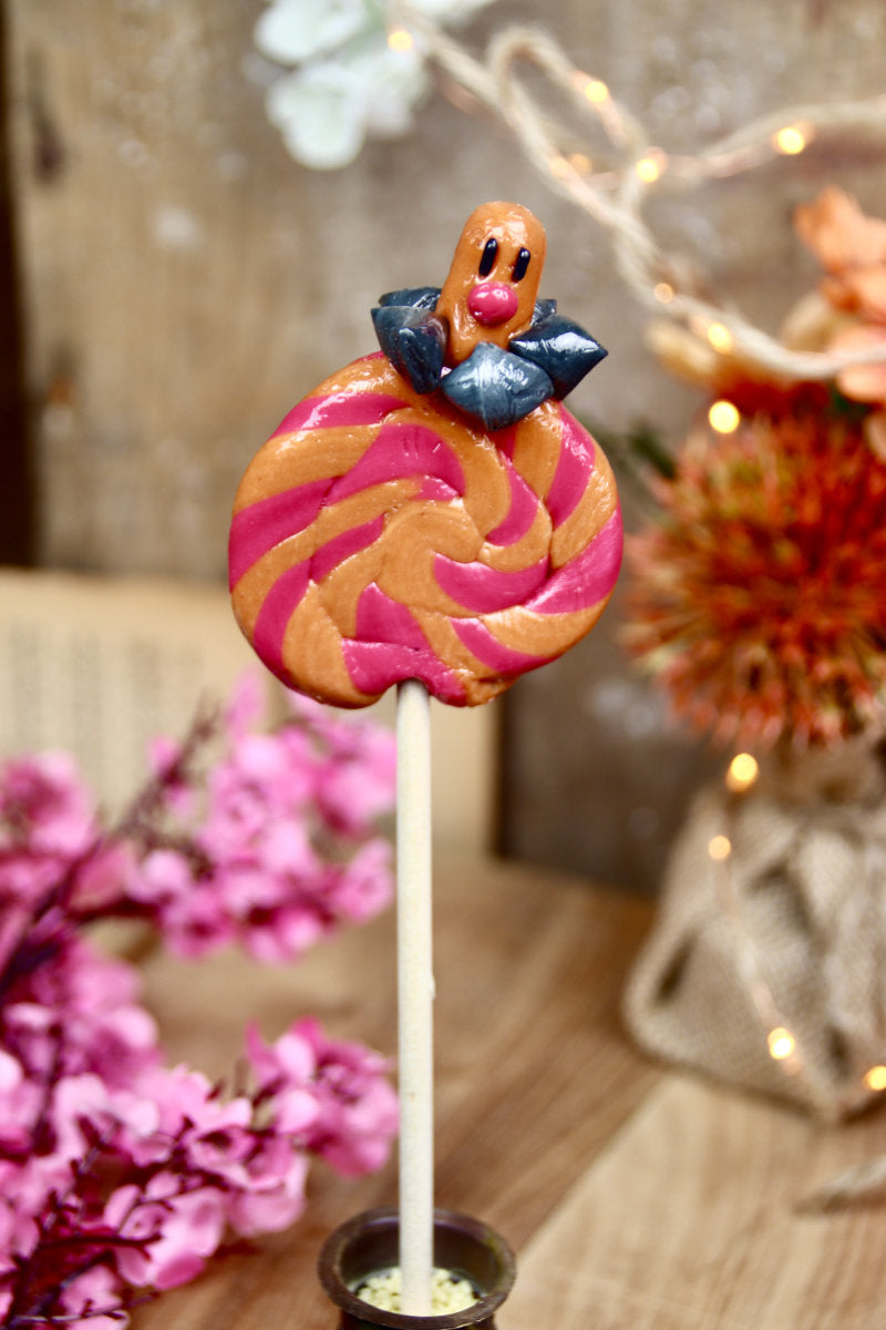 Une sucette foraine artisanale au cola et à la cerise ave un Pokémon Taupiqueur sculptée dessus