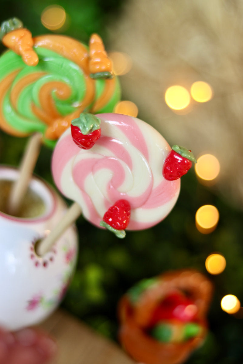 Sucette traditionnelle foraine vanille fraise avec des fraise sculptée en sucre cuit
