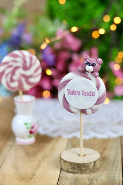 Une sucette imprimée à personnaliser au citron et à la violette avec une peluche sculptée dessus dans un décor féérique