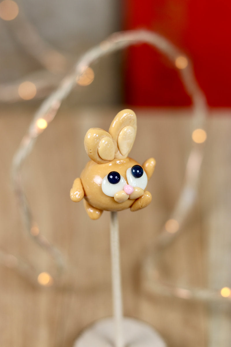 Sucette sculptée en forme de lapin au caramel beurre salé