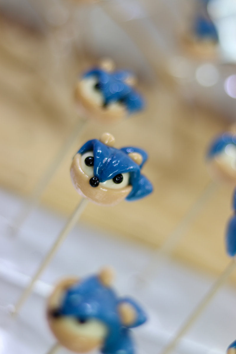 sucette sculptée en forme de sonic à la myrtille et à la vanille