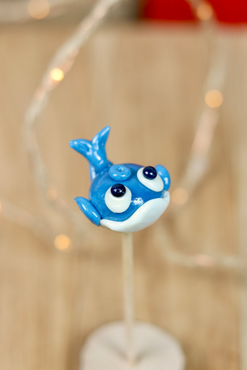Sucette sculptée à la main en forme de baleine à la myrtille et au citron. 