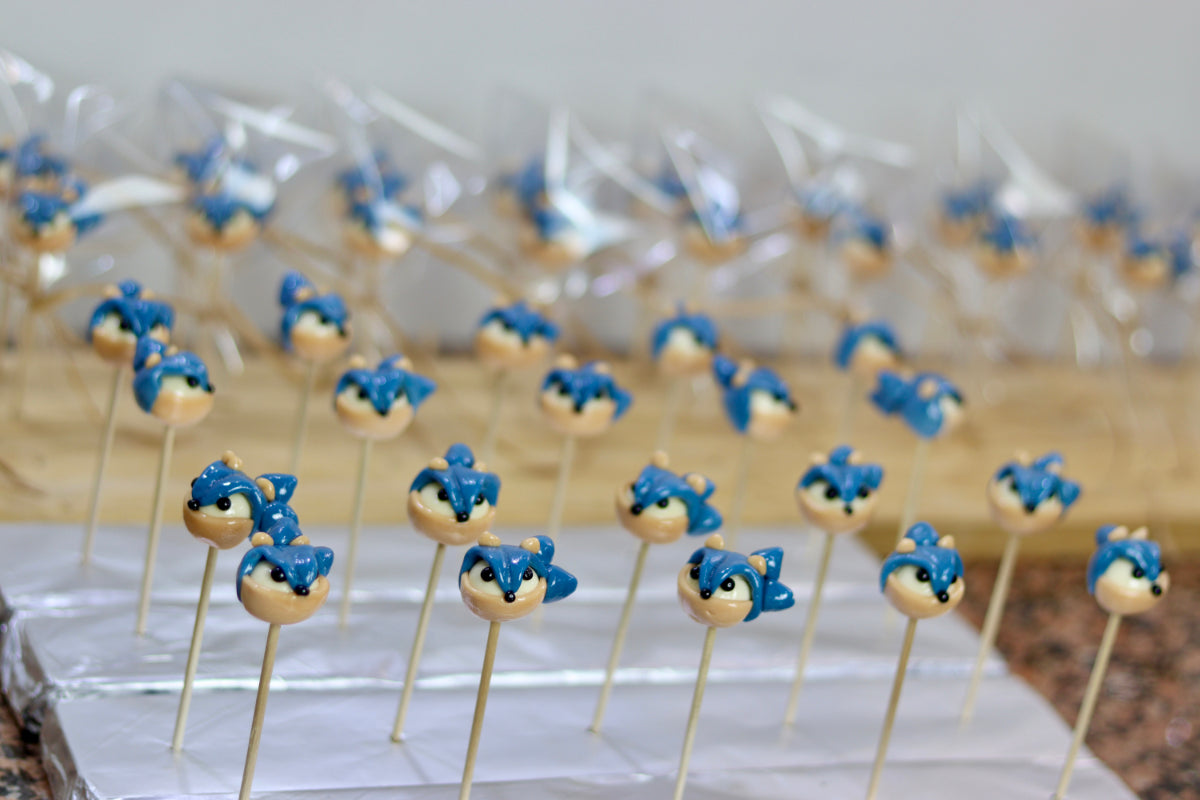 sucette sculptée en forme de sonic à la myrtille et à la vanille