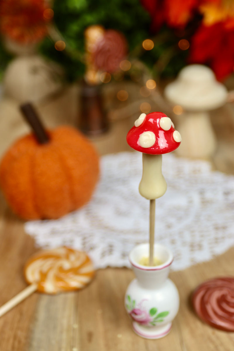 Une sucette sculptée en forme de champignon rouge à point blanc. Réalisé avec un sucre cuit aromatisé à la vanille et à la cerise, dans notre atelier en Bourgogne. 