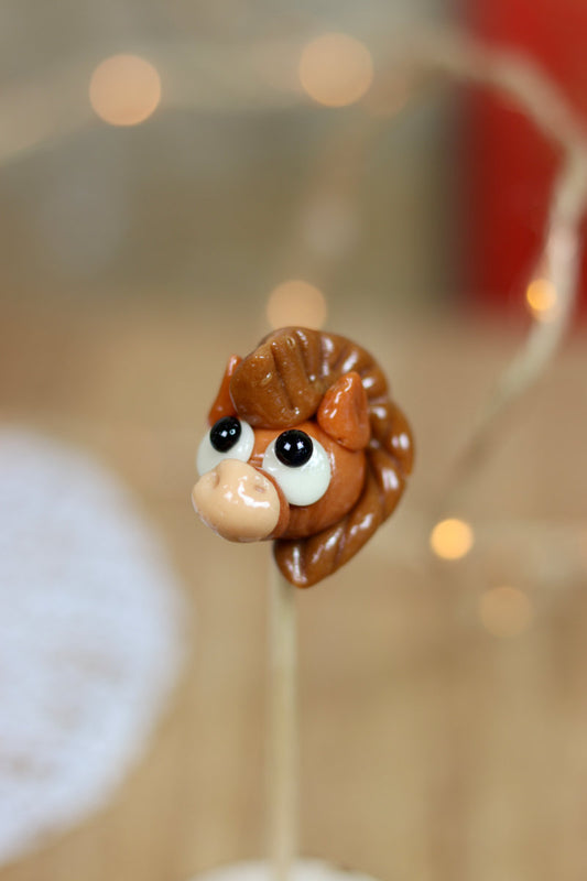 sucette sculptée en forme de cheval au caramel et à la vanille 