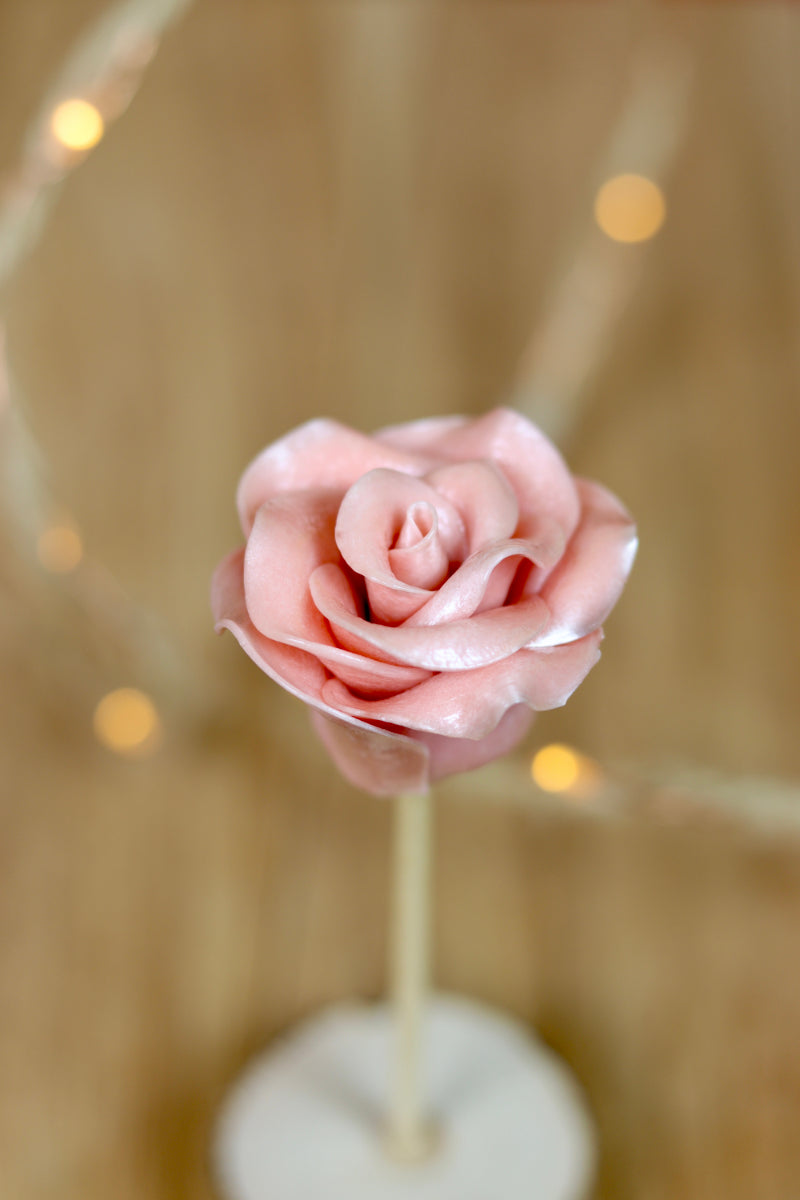 Sucette sculptée en forme de rose à la framboise. Fabriquer en sucre cuit dans notre atelier Francais en Bourgogne