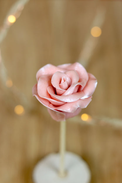 Sucette sculptée en forme de rose à la framboise. Fabriquer en sucre cuit dans notre atelier Francais en Bourgogne