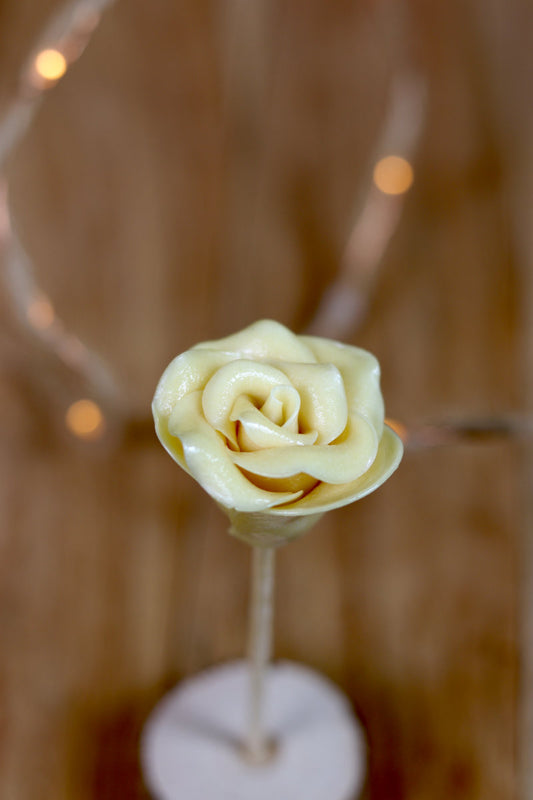 Sucette sculptée en forme de rose à la pêche