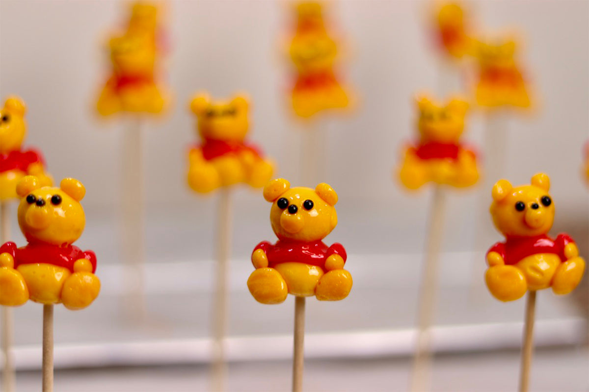 sucette en forme de winnie l'ourson en production