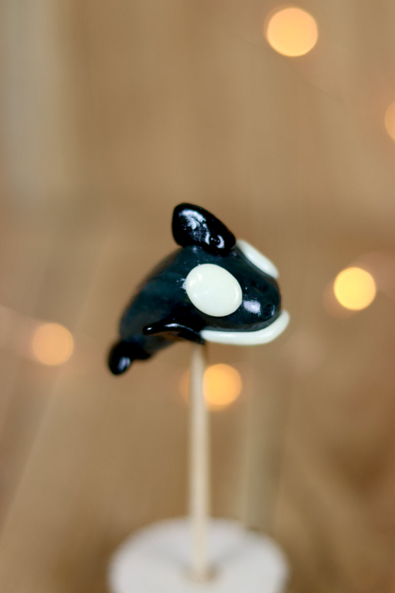 Sucette sculptée en forme d'orque à la vanille et au cola